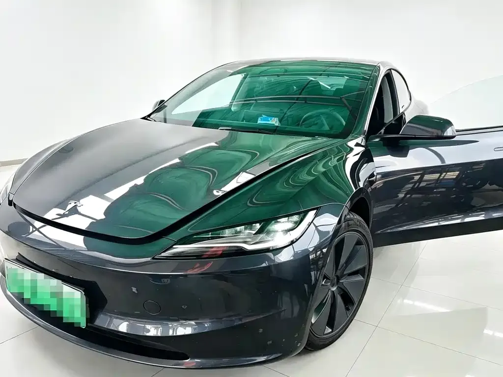 Tesla Model 3 — фото 1