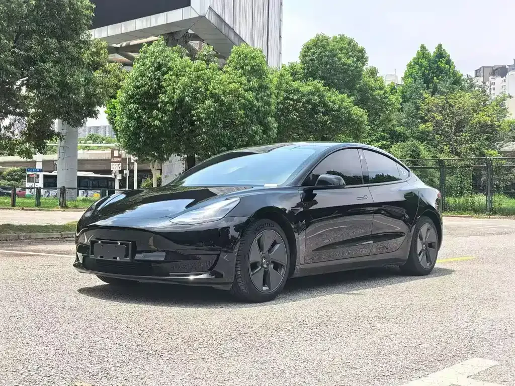 Tesla Model 3 — фото 1