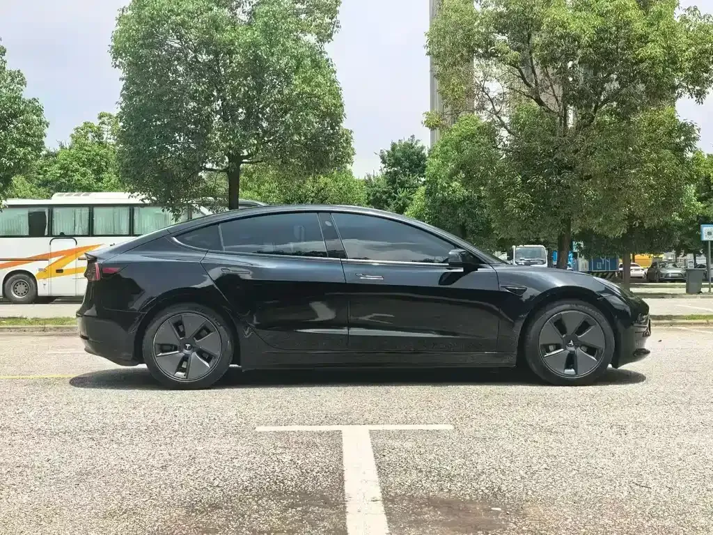 Tesla Model 3 — фото 9