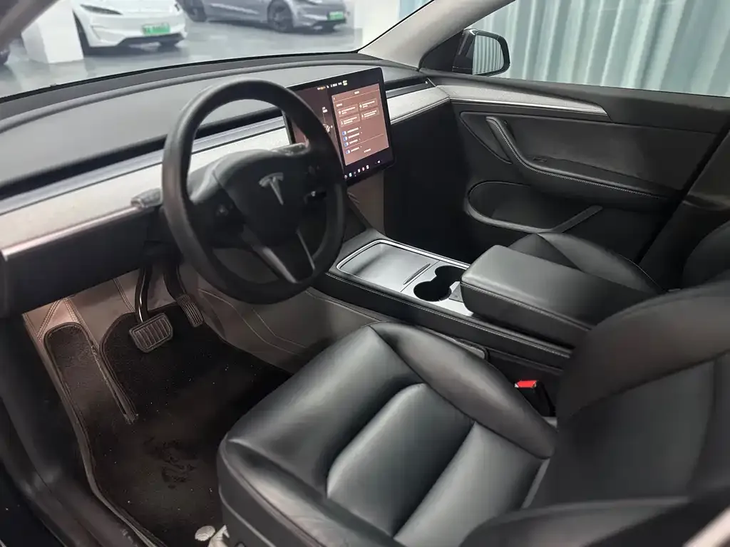 Tesla Model Y — фото 6