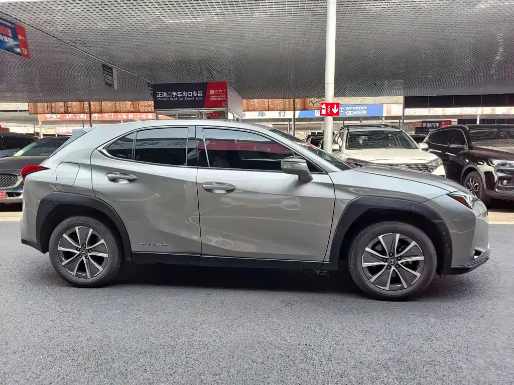 Lexus UX New Energy — фото 5