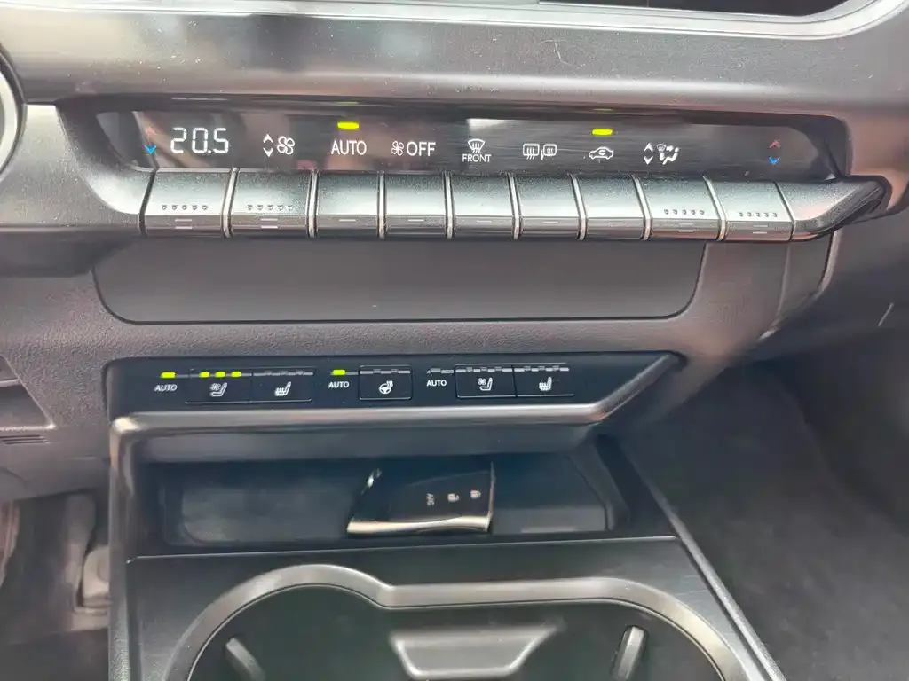 Lexus UX New Energy — фото 3