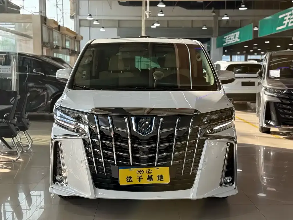 Toyota Alphard — фото 9