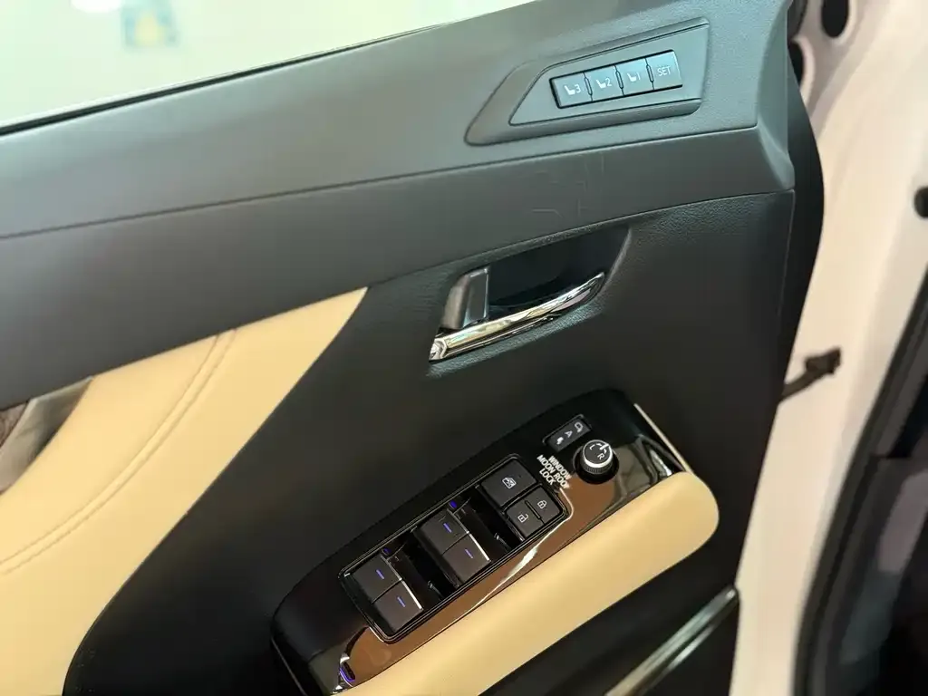 Toyota Alphard — фото 10
