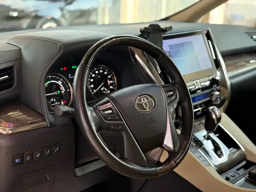 Toyota Alphard — фото 6