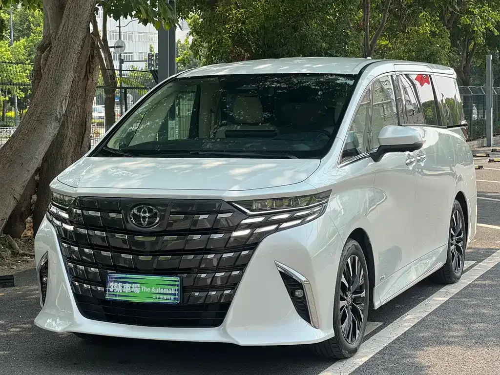 Toyota Alphard — фото 1