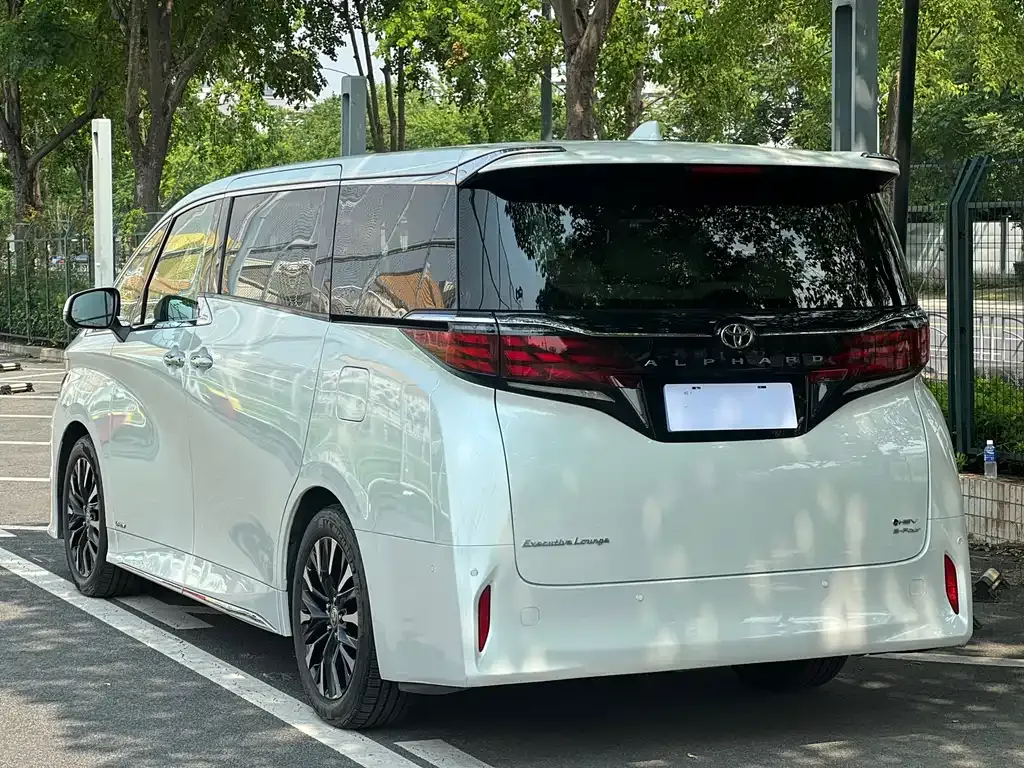 Toyota Alphard — фото 3