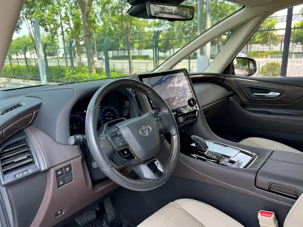 Toyota Alphard — фото 4