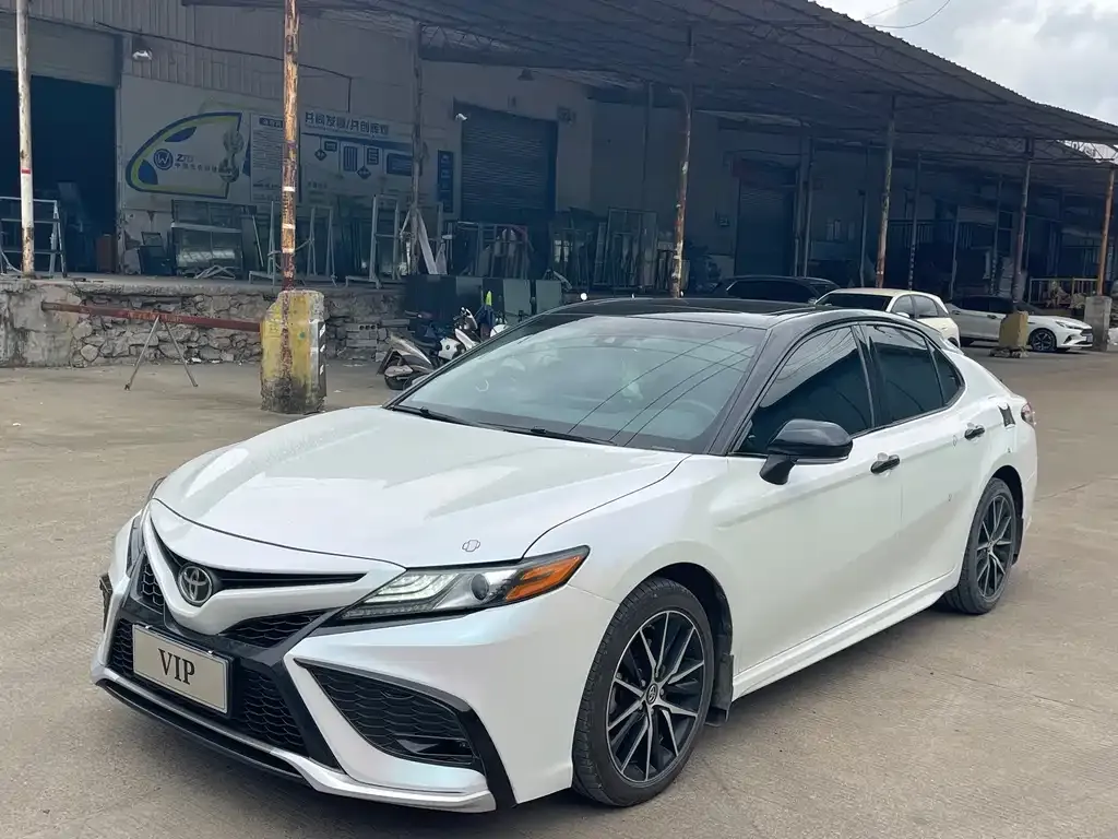 Toyota Camry — фото 1