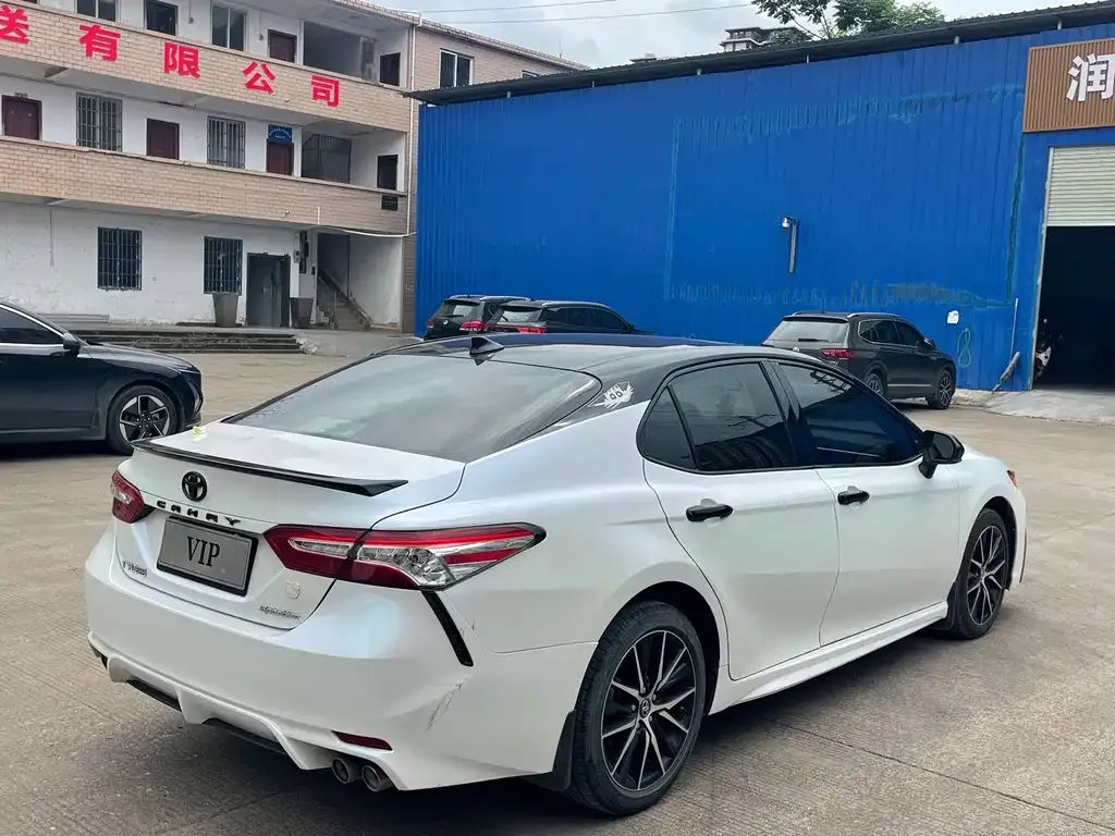 Toyota Camry — фото 6