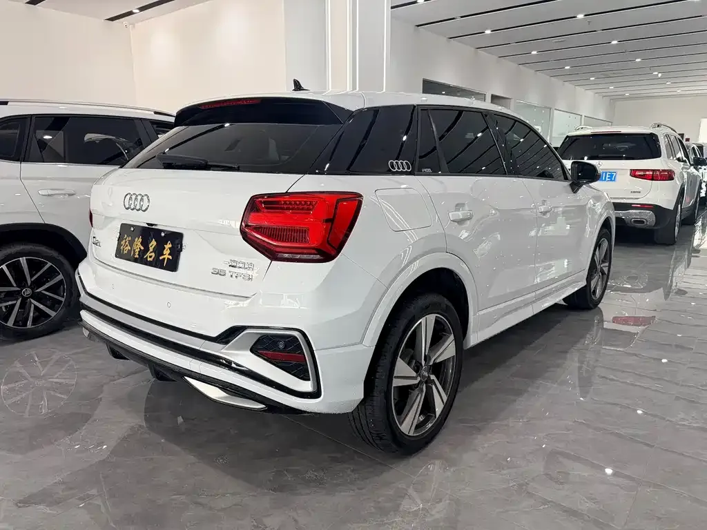 Audi Q2L — фото 5