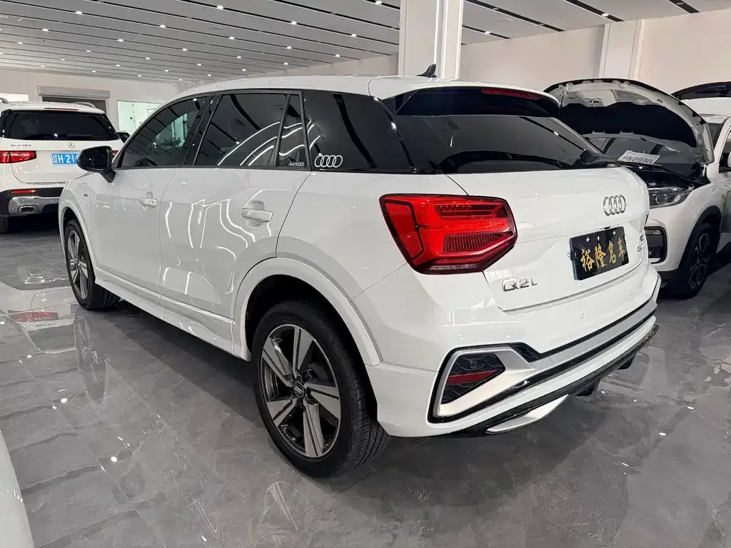 Audi Q2L — фото 10