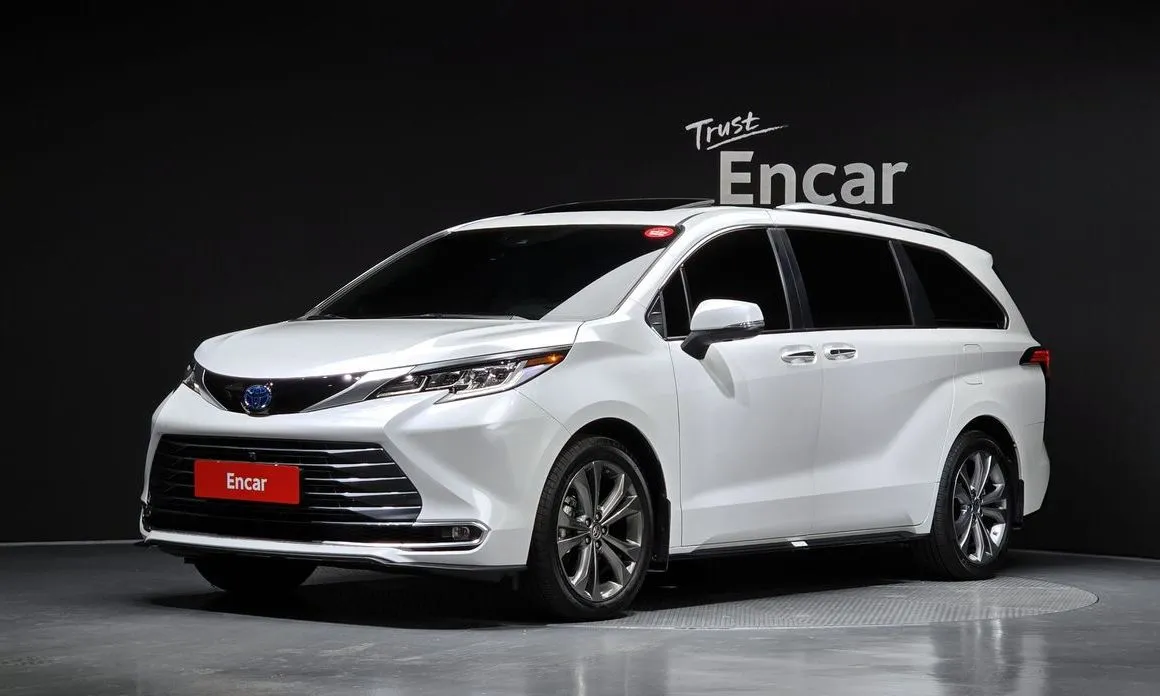 Toyota Sienna — фото 1