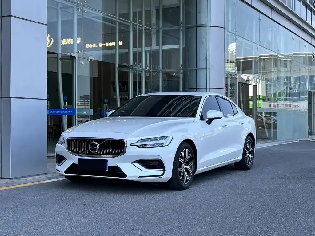 Volvo S60 — фото 1