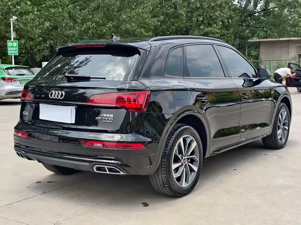 Audi Q5L — фото 10