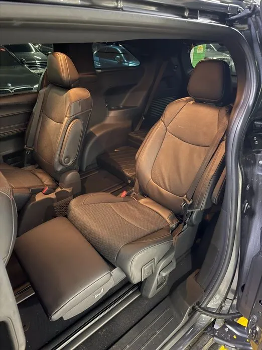 Toyota Sienna — фото 3