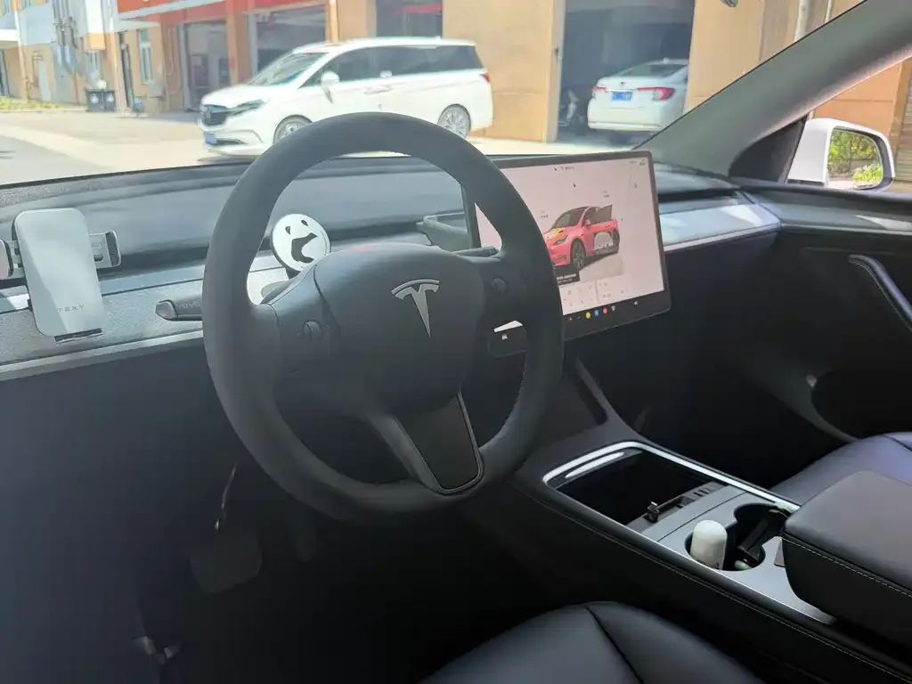 Tesla Model Y — фото 10