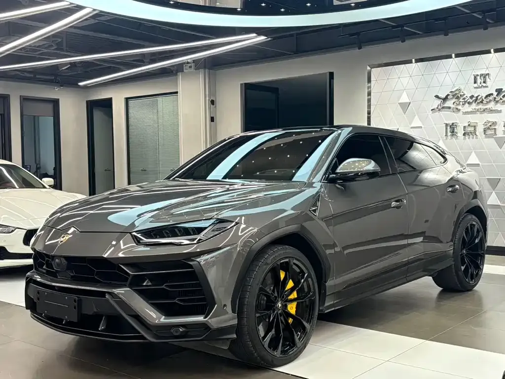 Lamborghini Urus — фото 1