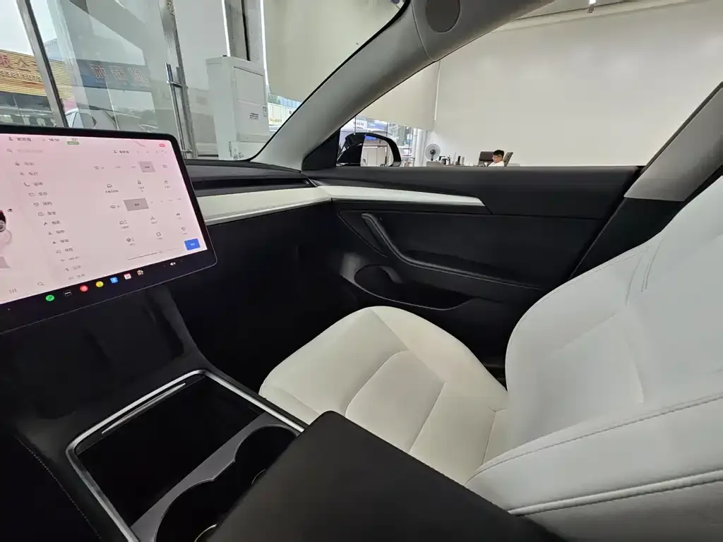 Tesla Model 3 — фото 3