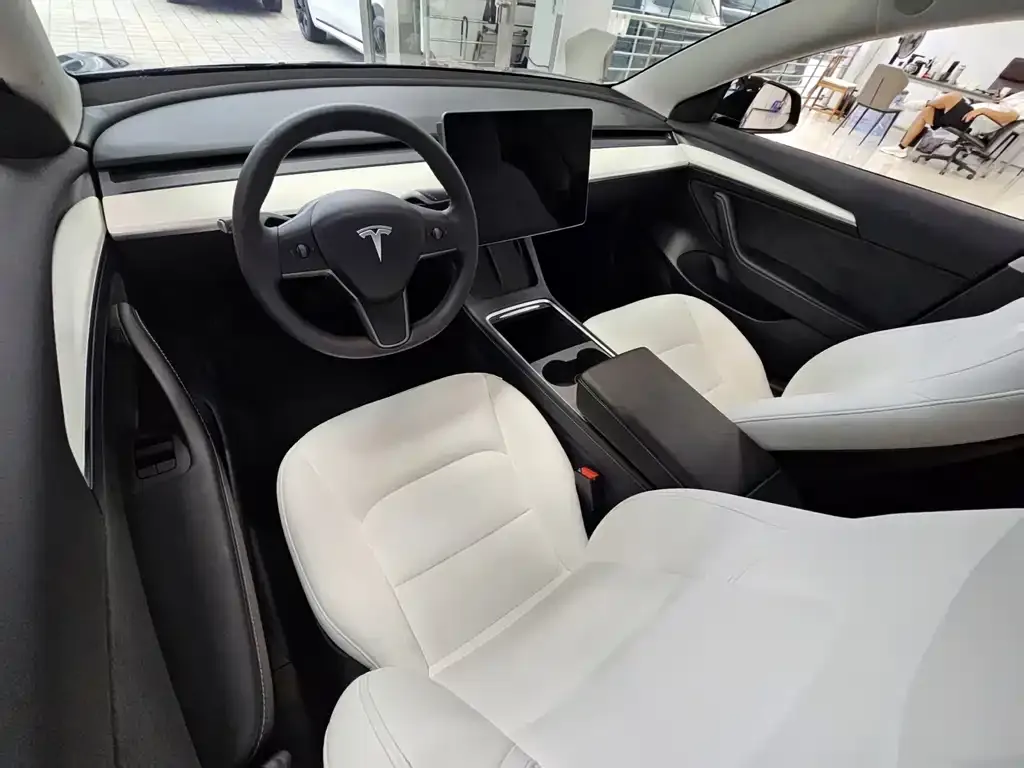 Tesla Model 3 — фото 9