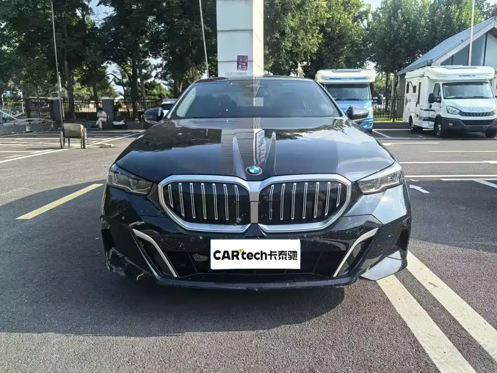 BMW 5 Series — фото 1