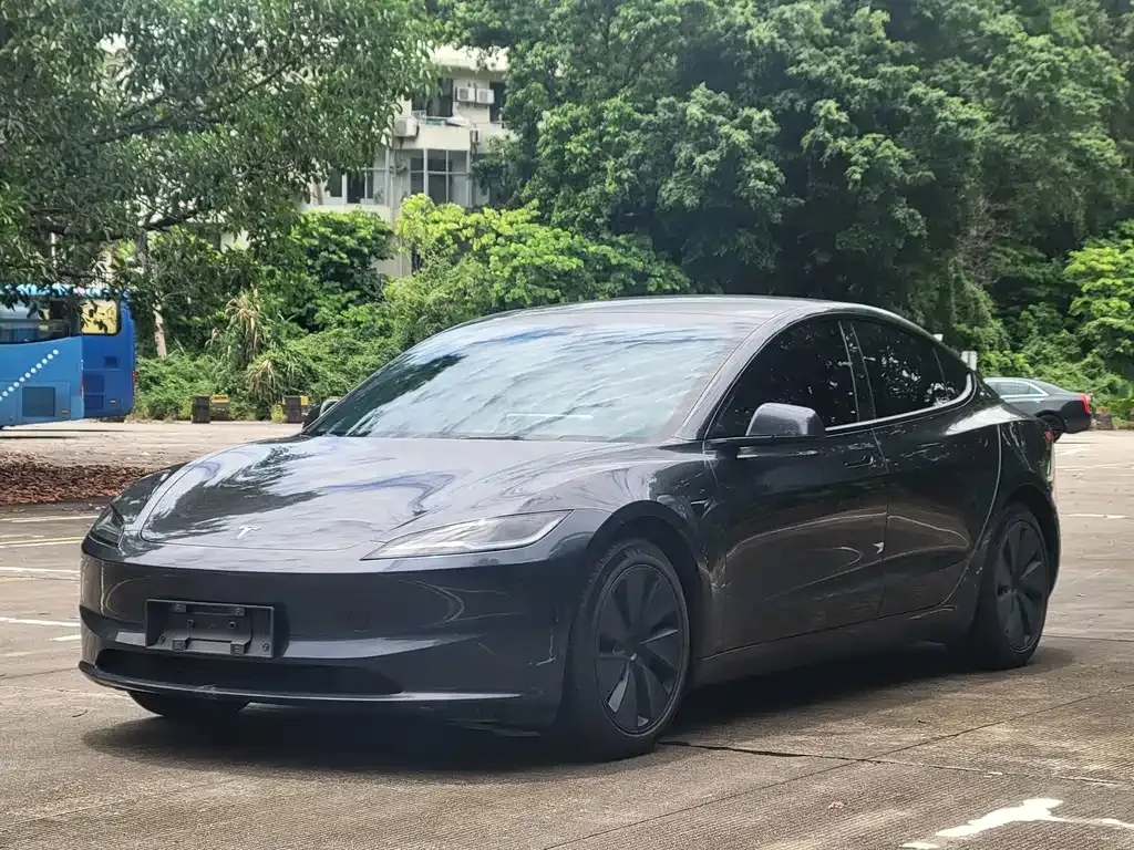 Tesla Model 3 — фото 1