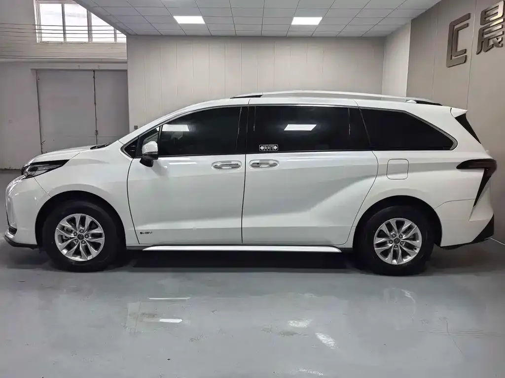 Toyota Granvia — фото 3