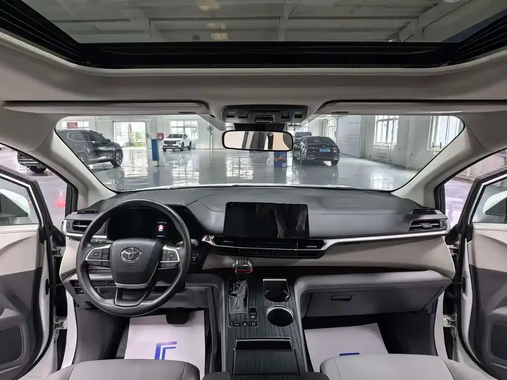 Toyota Granvia — фото 6
