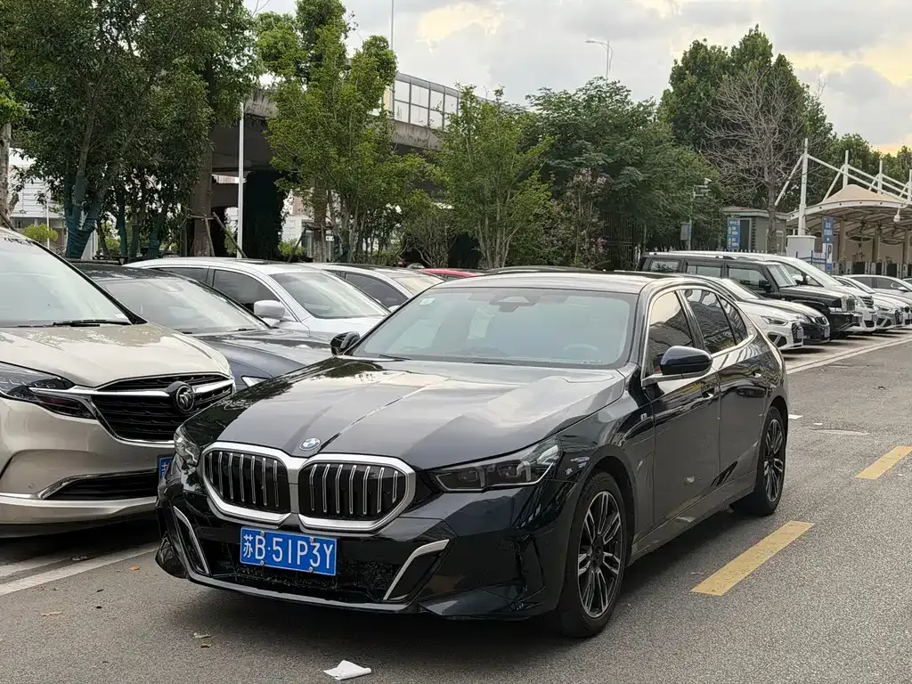 BMW 5 Series — фото 1