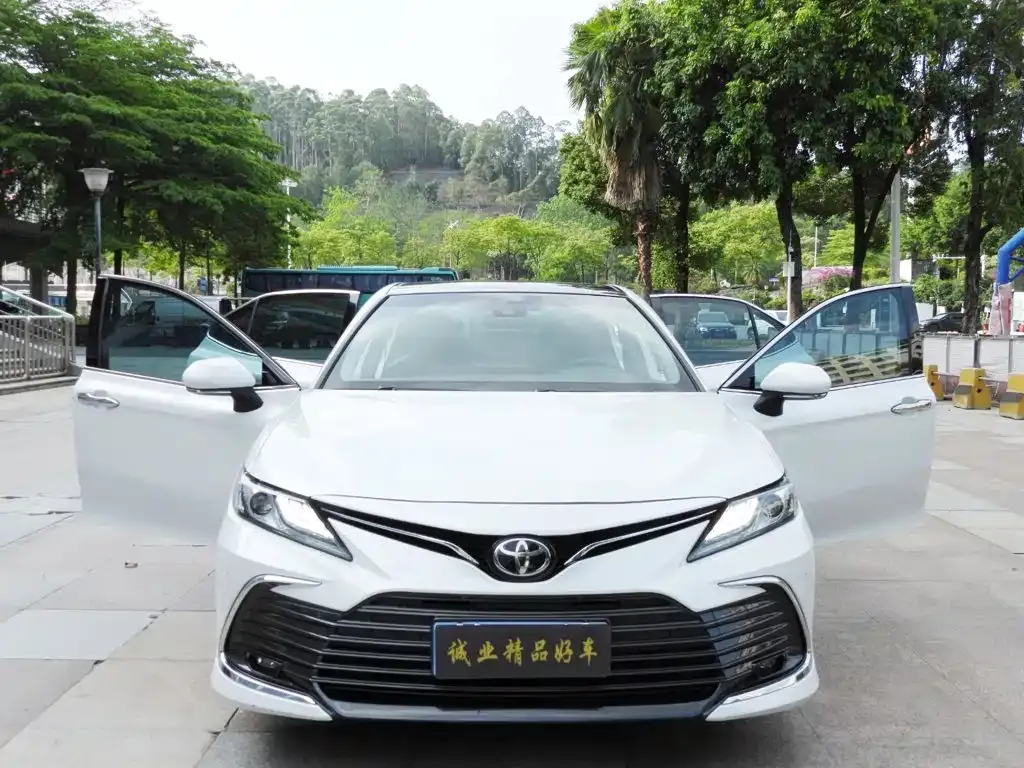 Toyota Camry — фото 5