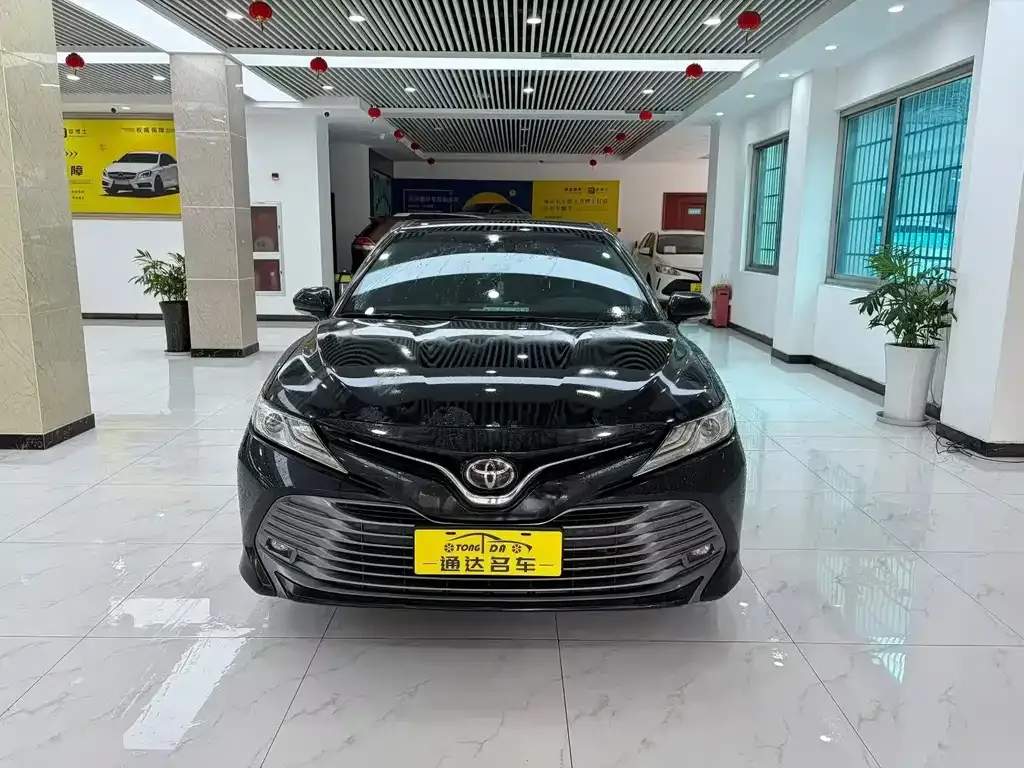 Toyota Camry — фото 1