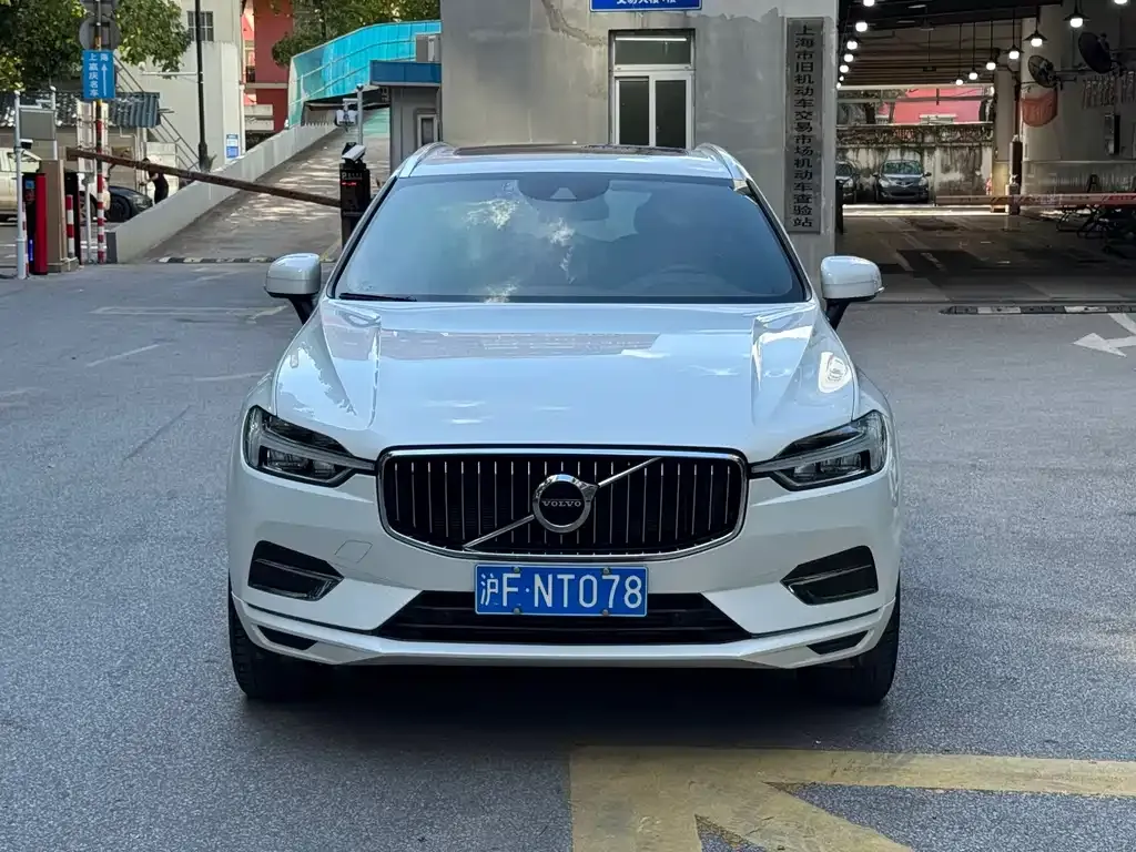 Volvo XC60 — фото 1