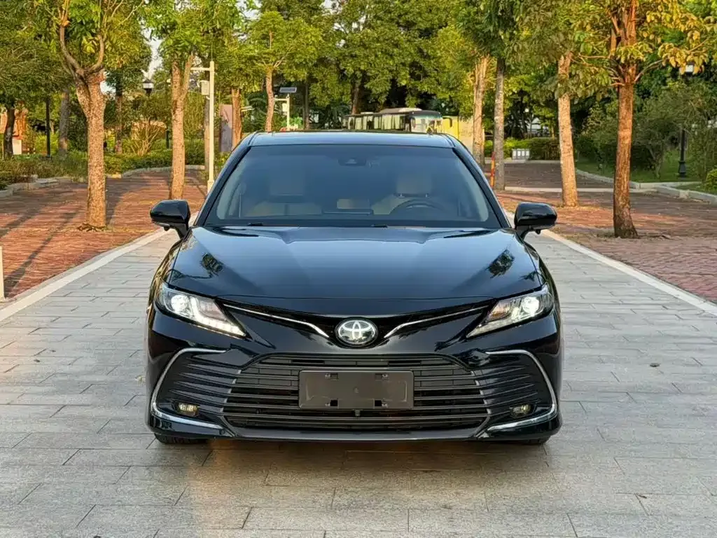 Toyota Camry — фото 1
