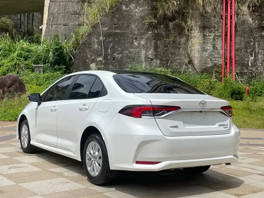 Toyota Corolla — фото 7