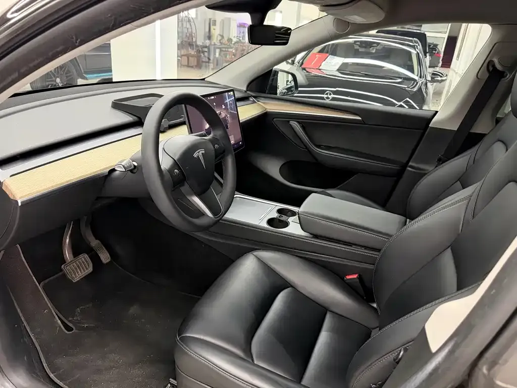 Tesla Model Y — фото 8