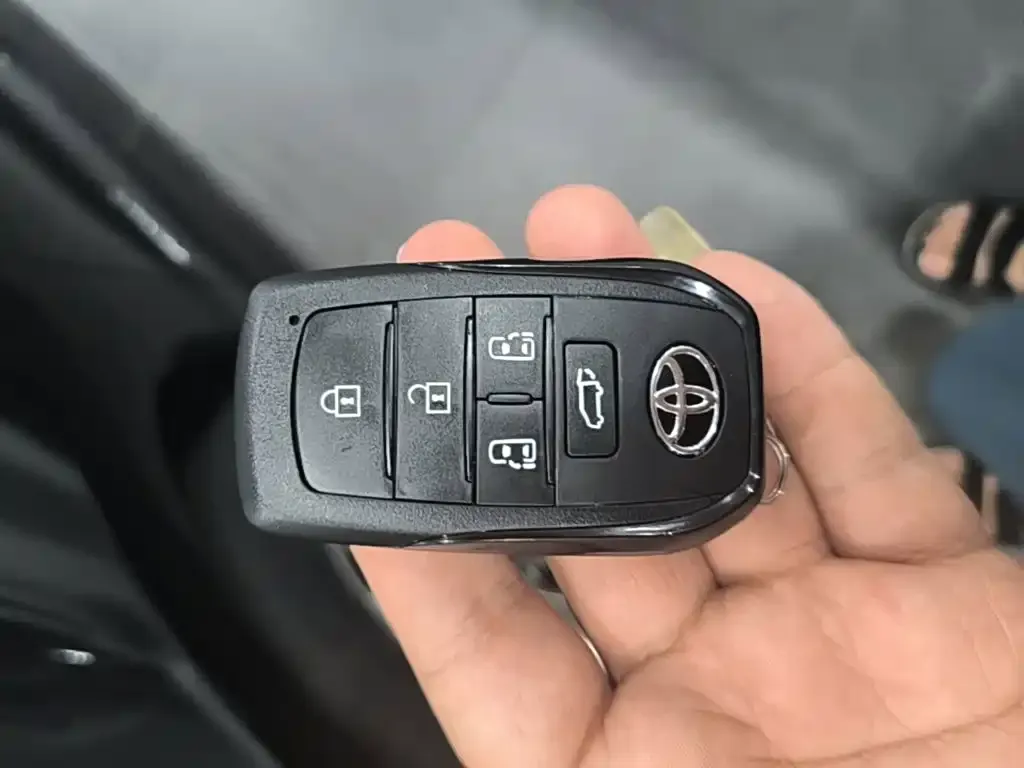 Toyota Sienna — фото 2