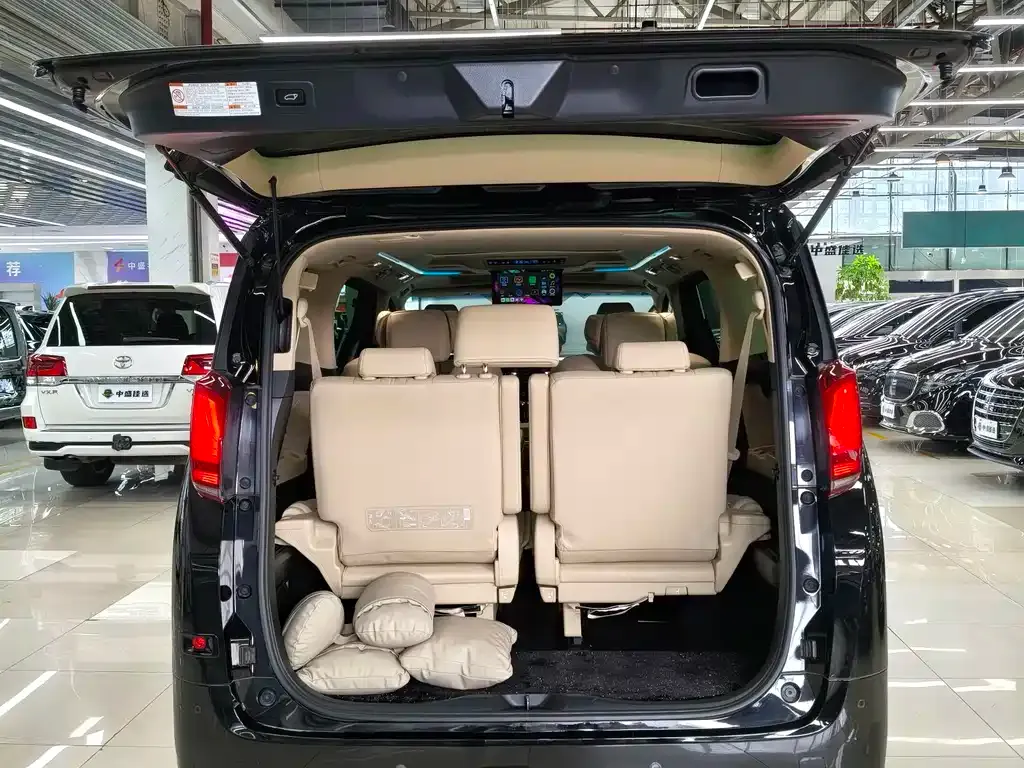Toyota Alphard — фото 3