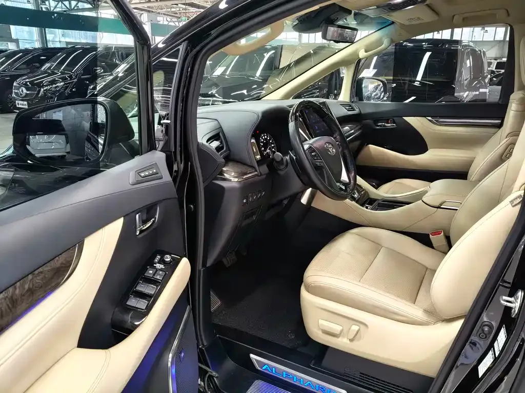 Toyota Alphard — фото 5