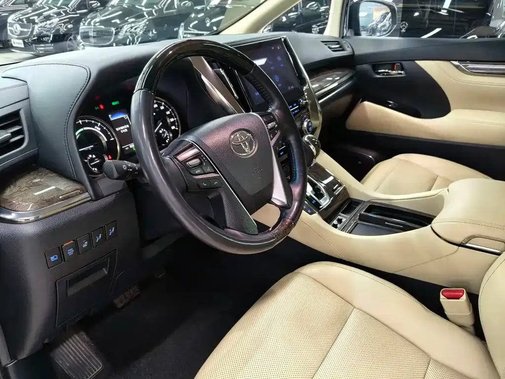 Toyota Alphard — фото 7