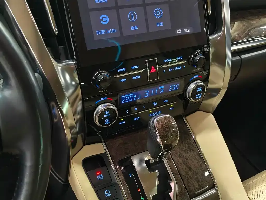 Toyota Alphard — фото 9