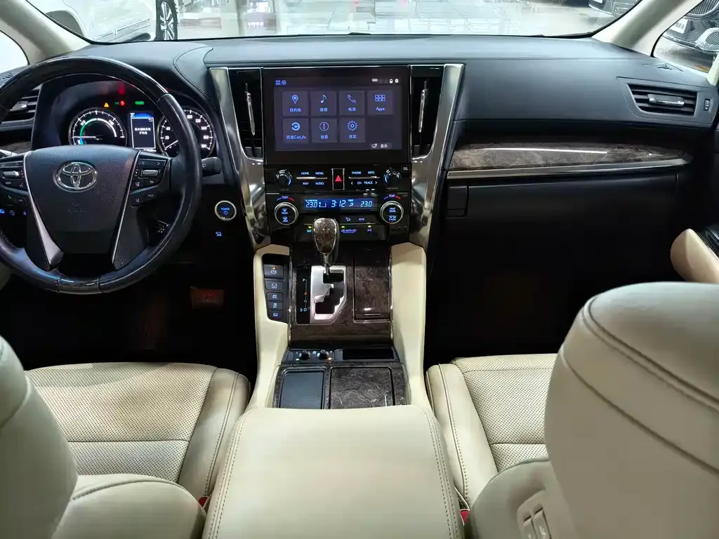 Toyota Alphard — фото 4