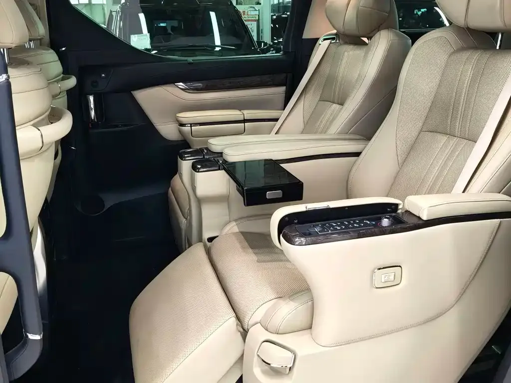 Toyota Alphard — фото 8