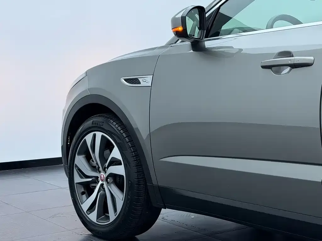 Jaguar E-PACE — фото 5