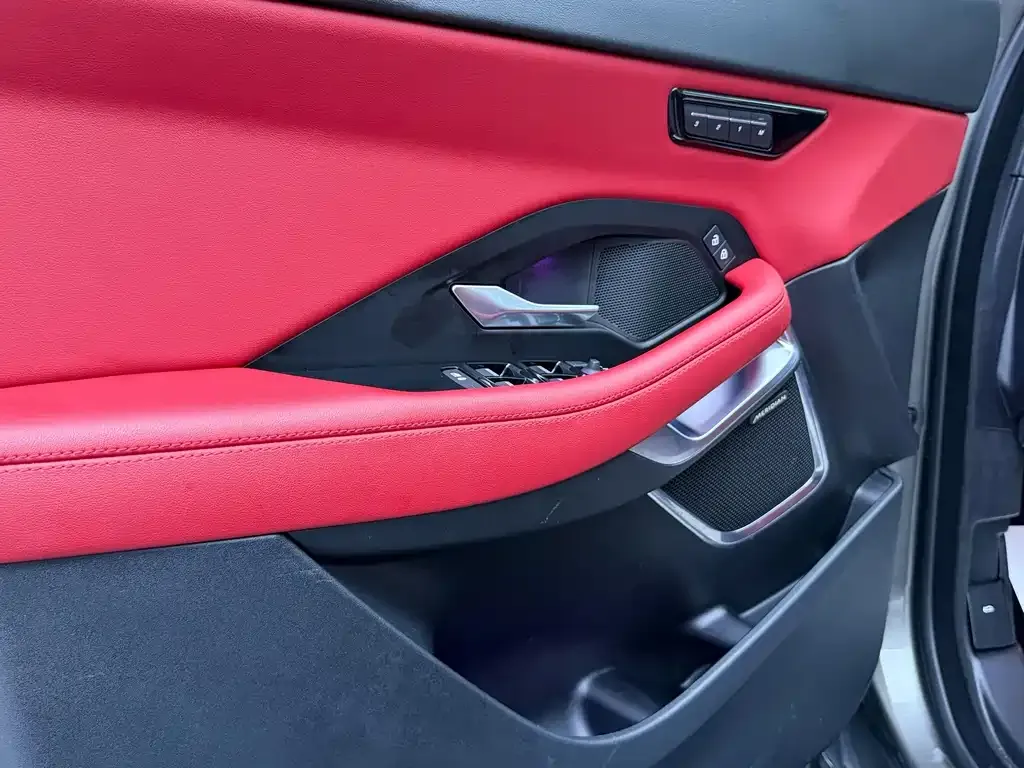 Jaguar E-PACE — фото 10