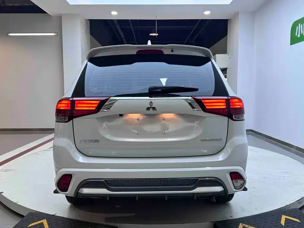 Mitsubishi Outlander — фото 4