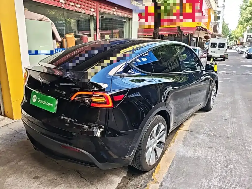 Tesla Model Y — фото 10