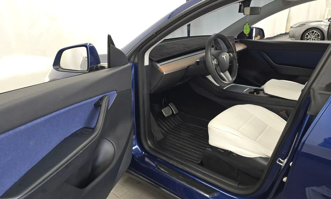 Tesla Model Y — фото 10