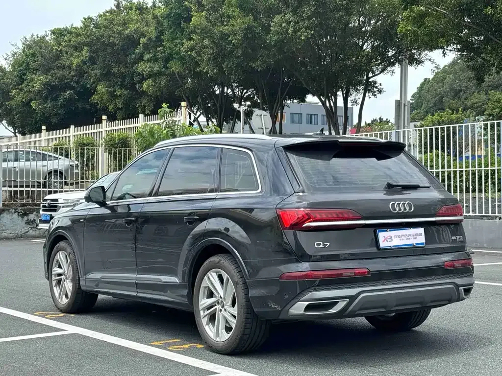 Audi Q7 — фото 10