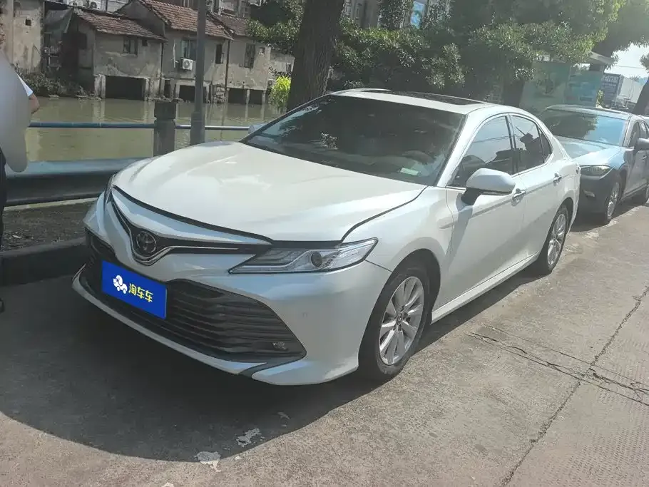 Toyota Camry — фото 1
