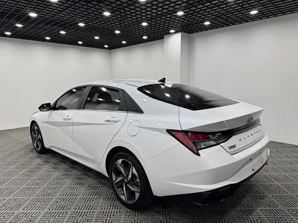 Hyundai Elantra — фото 4